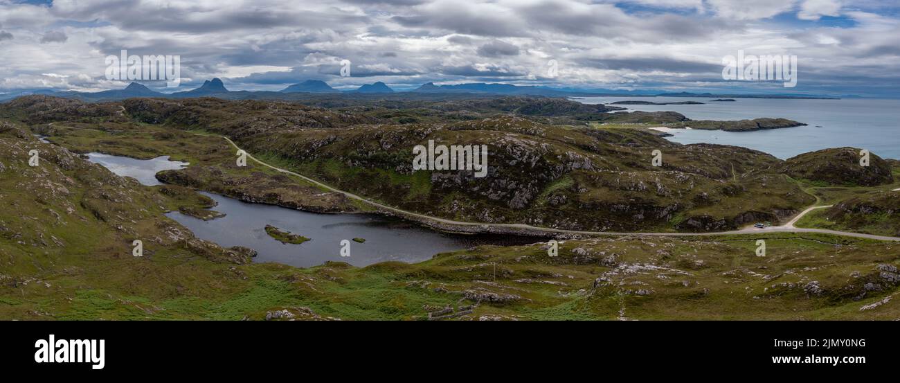 Paysage panoramique sur la côte nord 500 route panoramique dans les Higlands écossais près de Lochniver Banque D'Images