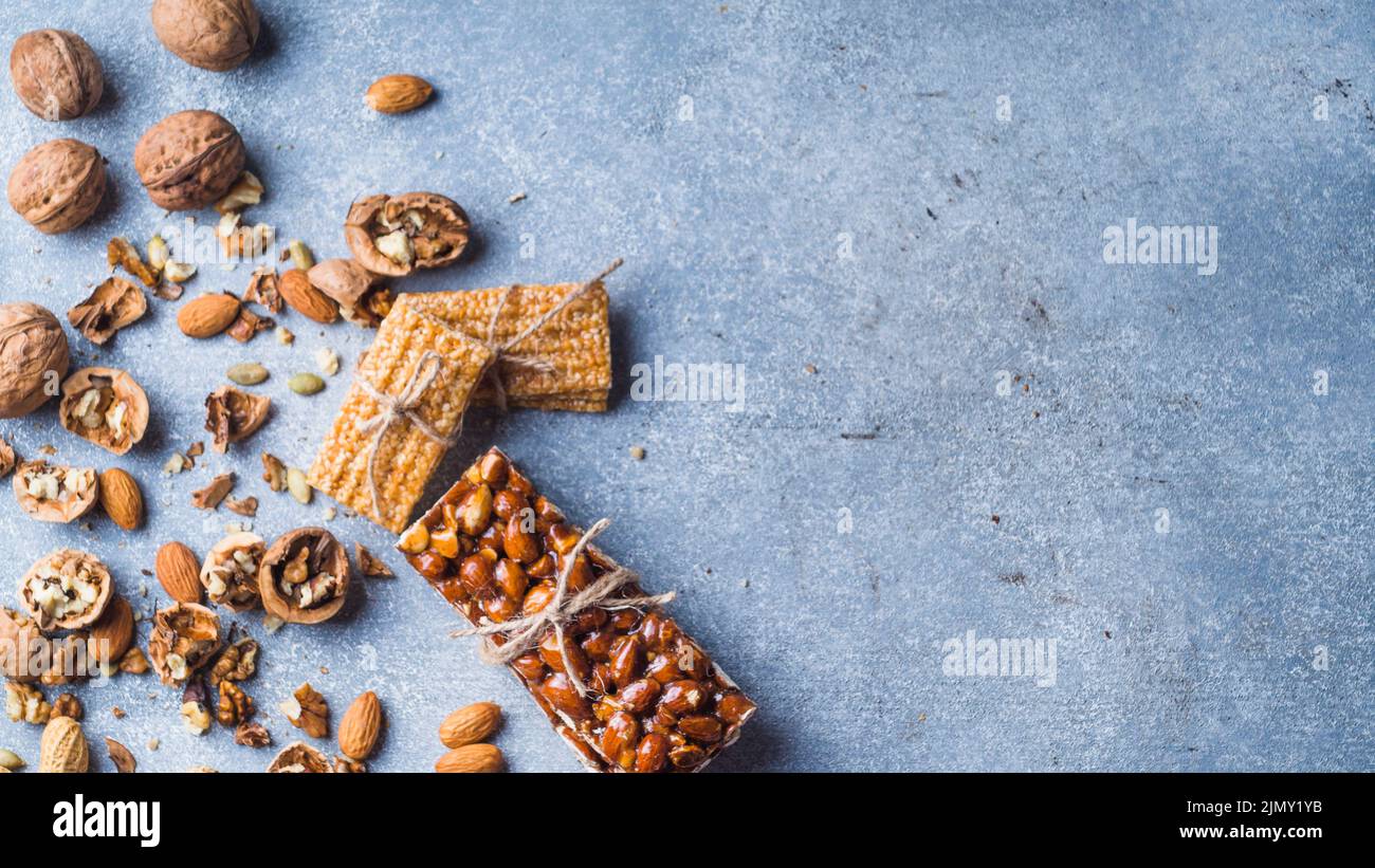 Barre de protéines sucrées avec fond de béton de fruits secs Banque D'Images