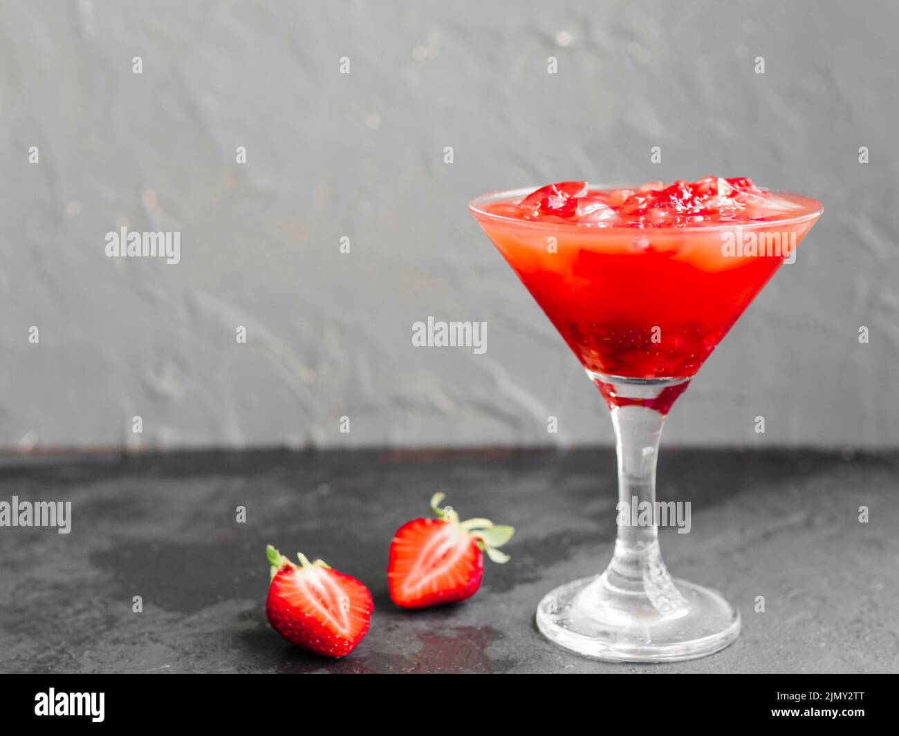 Cocktail rose avec fraises Banque D'Images