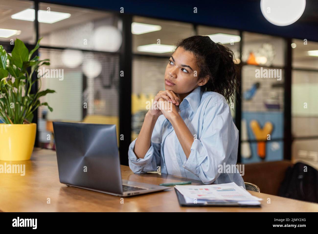 Femme bureau Banque de photographies et d’images à haute résolution - Alamy