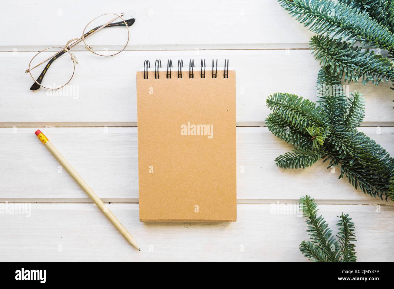 Concept Bloc-notes avec lunettes-crayons Leaves Banque D'Images