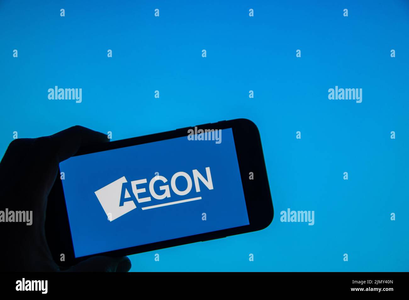 Rheinbach, Allemagne 8 août 2022, le logo de la marque néerlandaise « Aegon » sur l'affichage d'un smartphone (accent sur le logo de la marque) Banque D'Images