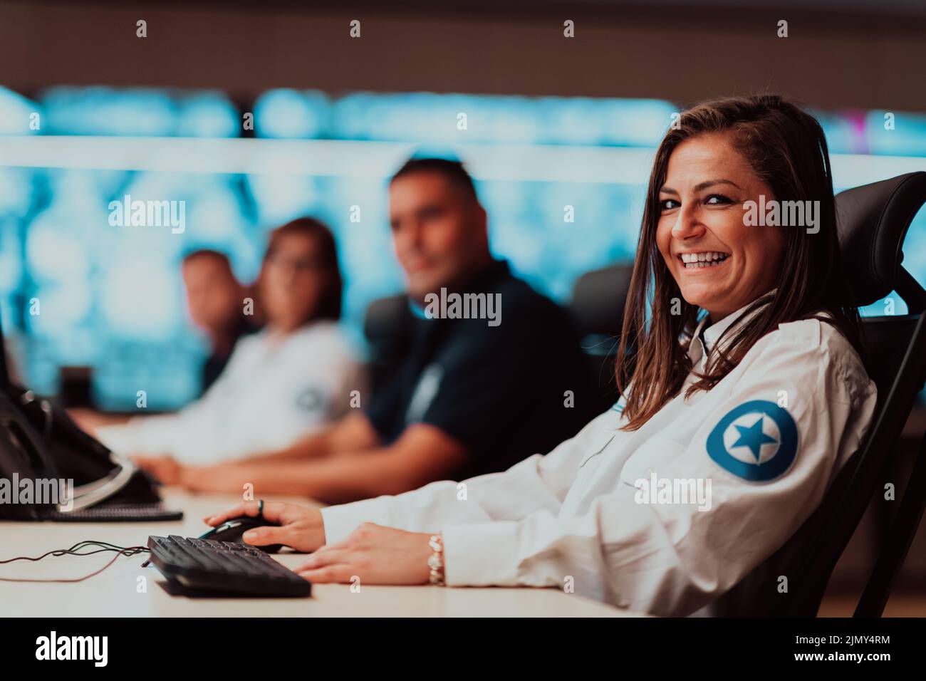 Groupe d'opérateurs de centre de données de sécurité travaillant dans une salle de vidéosurveillance regardant plusieurs moniteurs officiers surveillant plusieurs moniteurs Banque D'Images