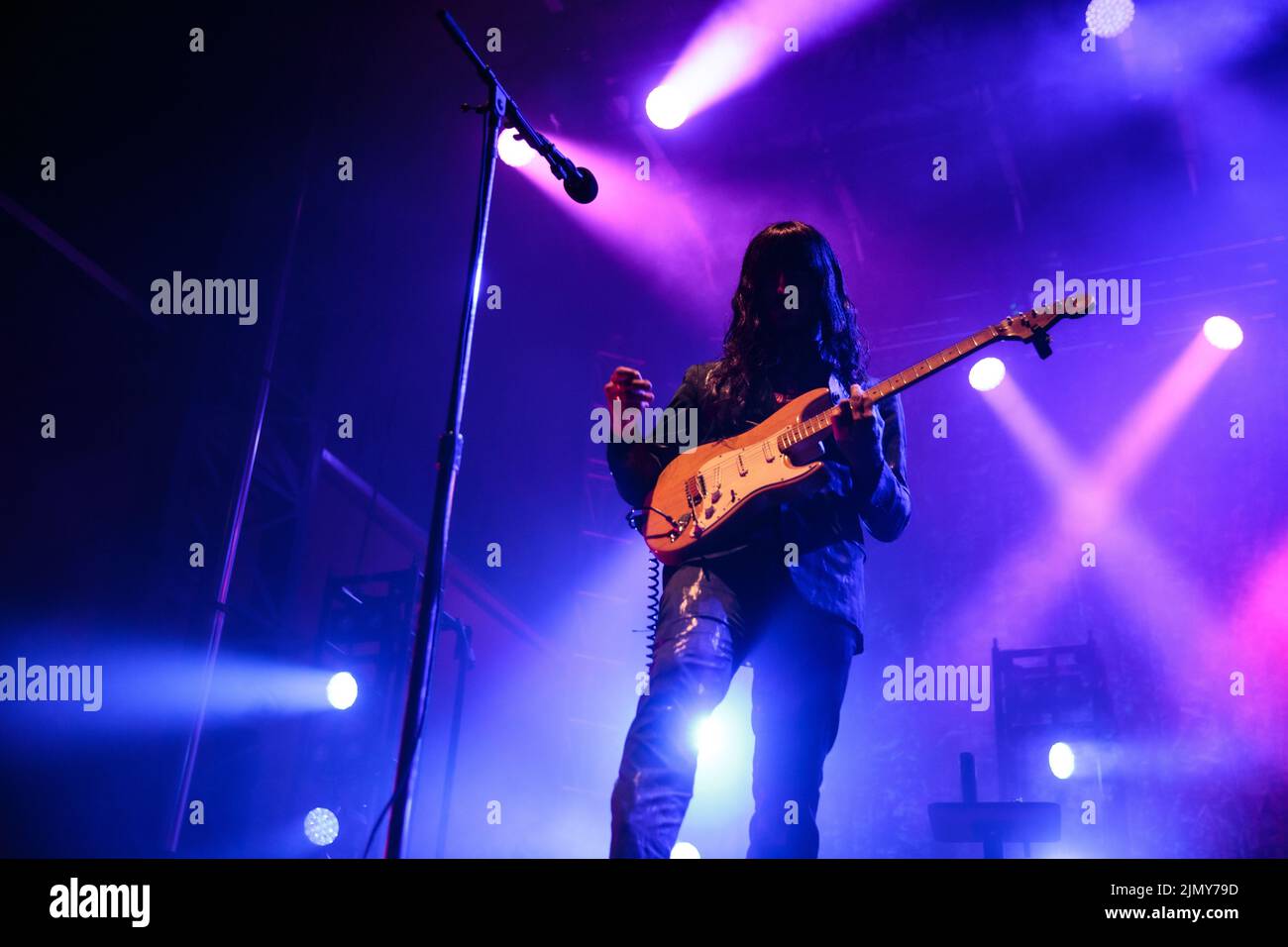 Le guitariste Mark Speer de Khruangbin se présentant sur scène Banque D'Images