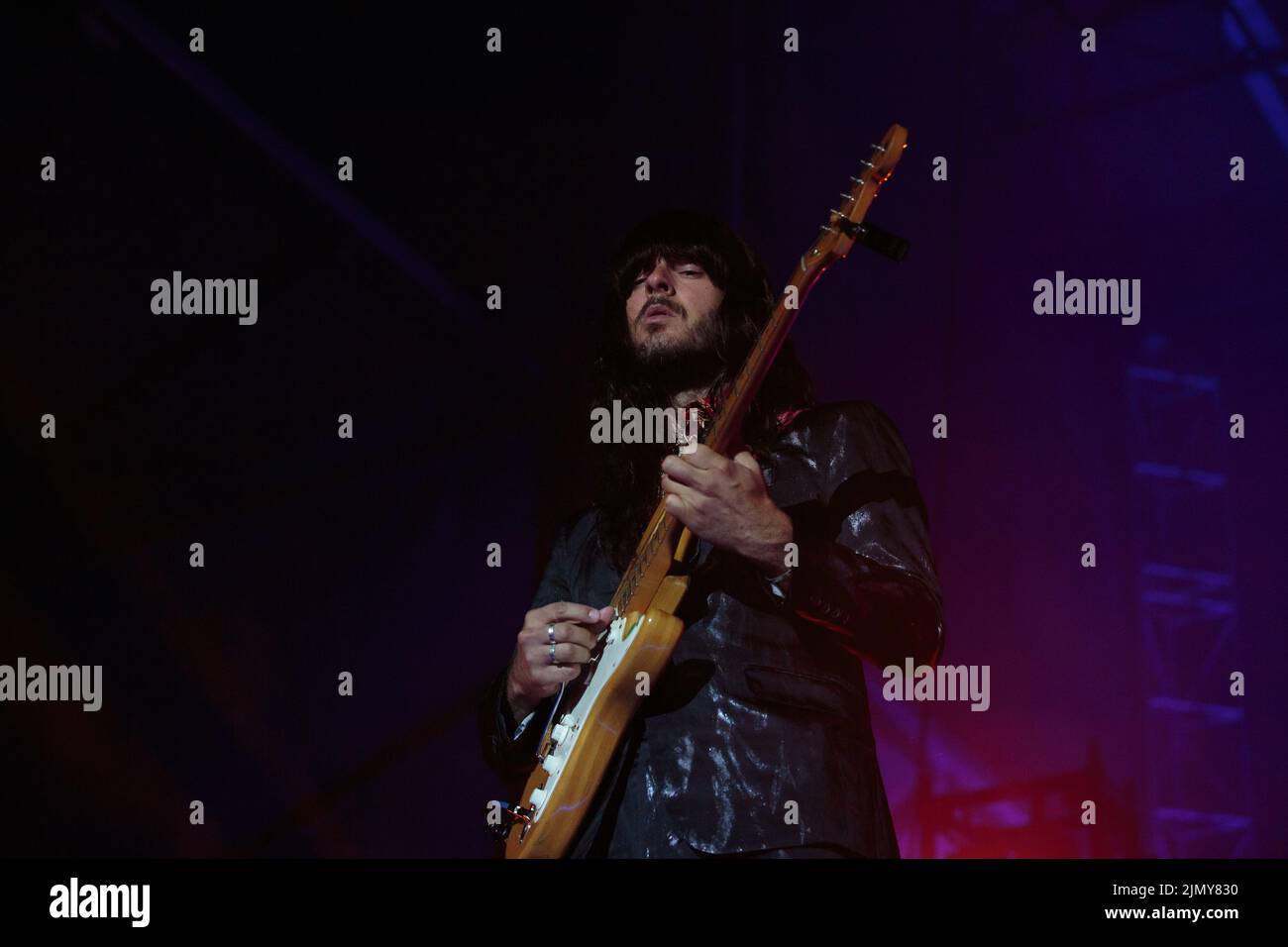 Le guitariste Mark Speer de Khruangbin se présentant sur scène Banque D'Images