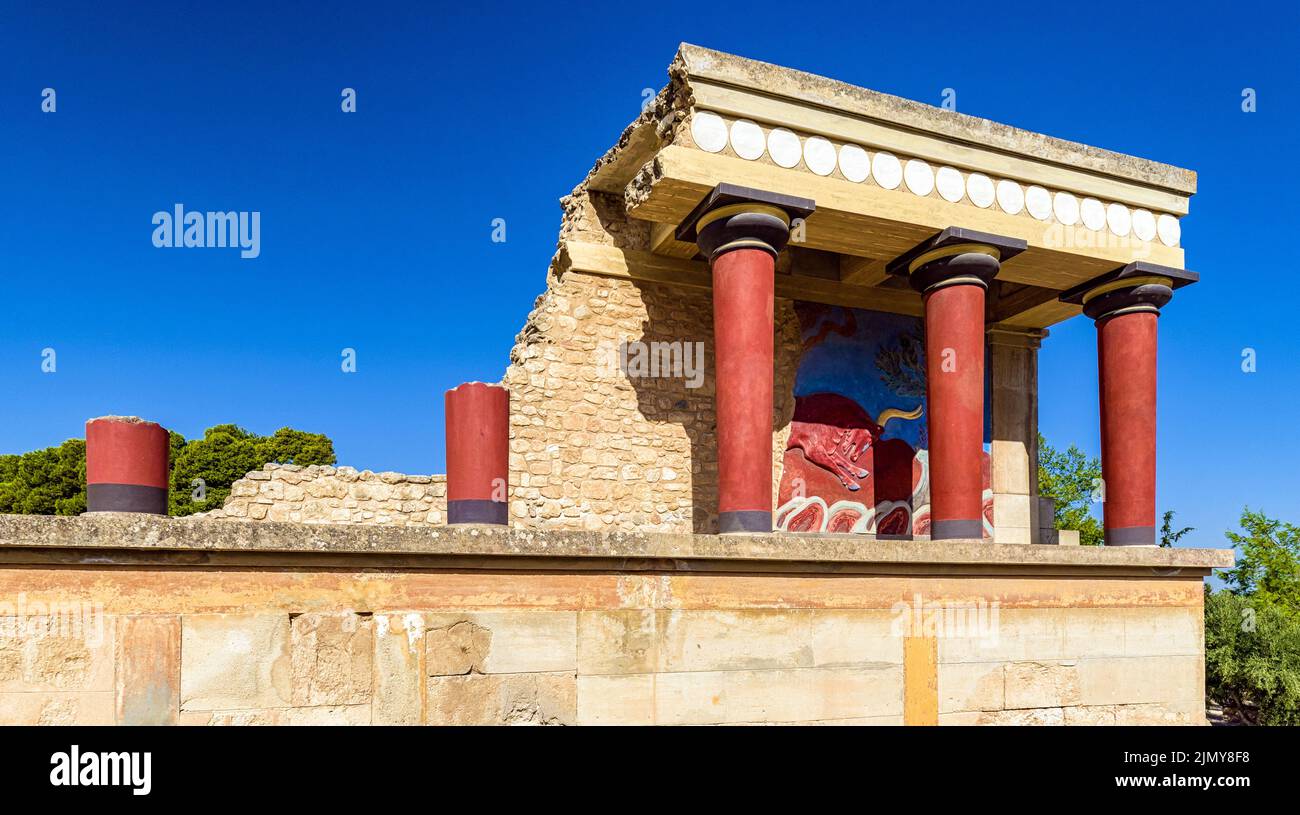 Ruines antiques du palais Knossos avec colonnes Minoan. Plus grand site archéologique de l'âge de bronze sur l'île de Crète, Grèce Banque D'Images