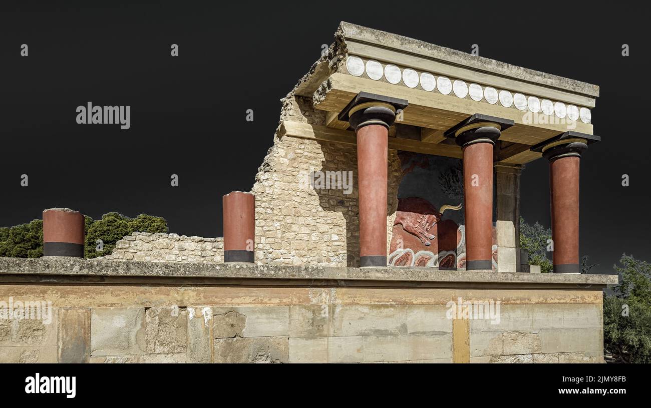 Ruines antiques du palais Knossos avec colonnes Minoan. Plus grand site archéologique de l'âge de bronze sur l'île de Crète, Grèce Banque D'Images
