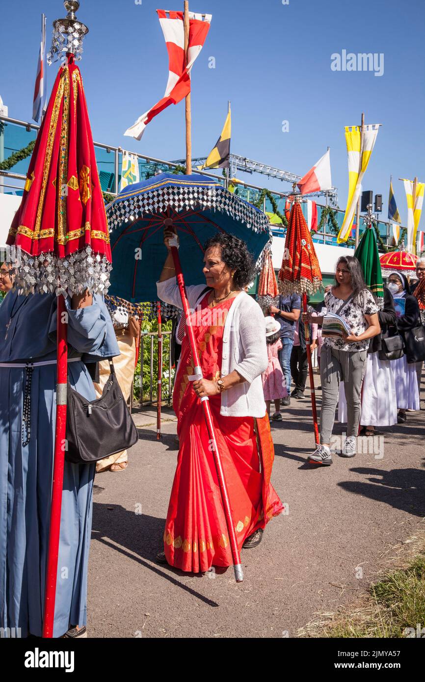 Corpus Christi navire procession Muelheimer Gottestracht sur le Rhin, Cologne, Allemagne. Les membres de la communauté indienne sur la voie de procession Banque D'Images