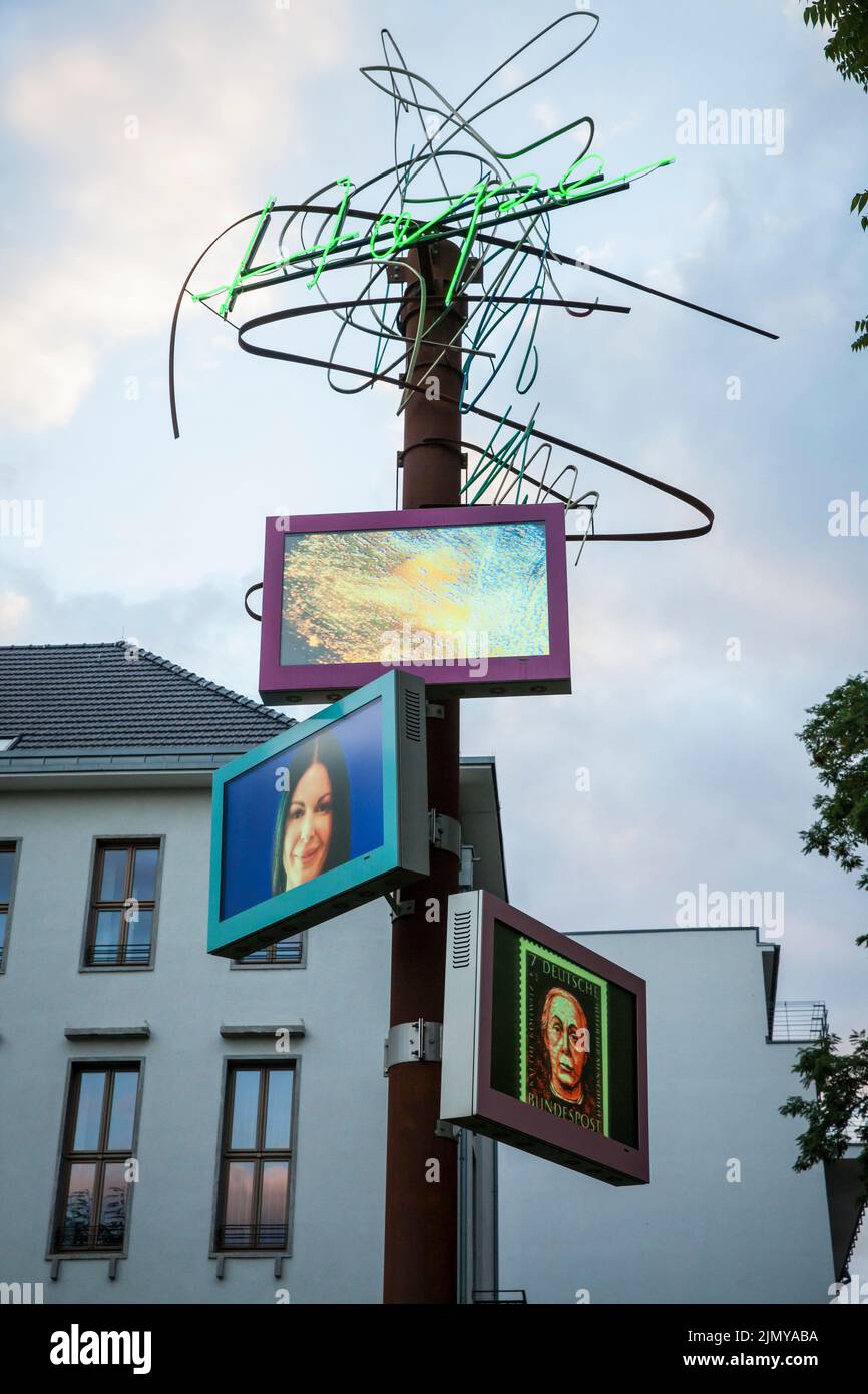 L'espoir artistique de l'artiste HA Schult en face de la Banque Fuer Sozialwirtschaft dans la rue Konrad-Adenauer-Ufer, Cologne, Allemagne. Le huit-moi Banque D'Images