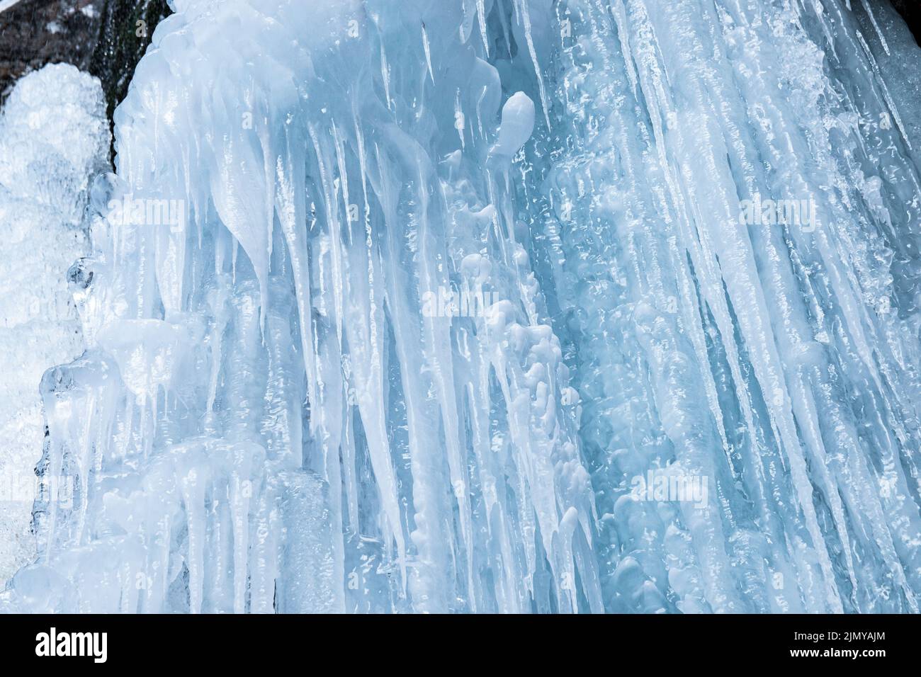Arrière-plan hivernal de glace, de glace et de stalactites de glace Banque D'Images