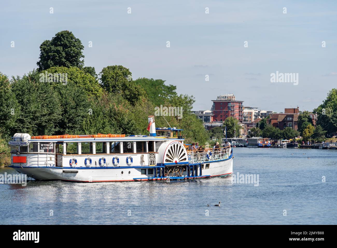 Surbiton Surrey, Royaume-Uni - 15 juillet 2022 : Yarmouth Belle en route de Hampton court à Kingston sur 15 juillet 2022. Peop non identifié Banque D'Images