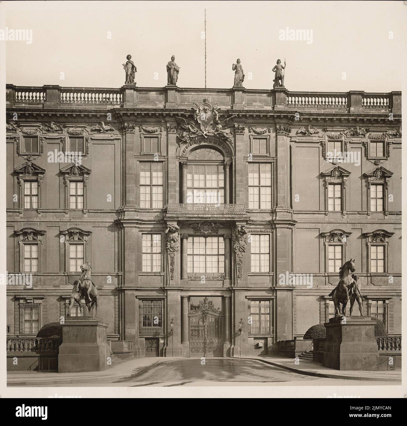 Schlüter Andreas (1660-1714), palais de Berlin (sans date) : façade de Lustgarten, portail IV Photo, 32,8 x 33,6 cm (y compris les bords de numérisation) Banque D'Images