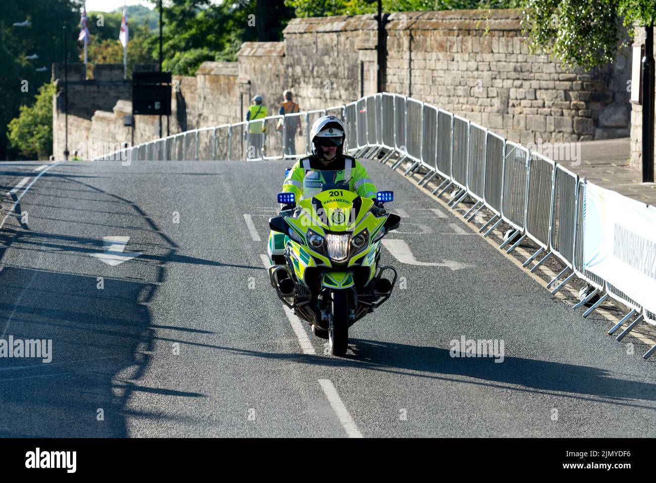 BMW moto paramédic pour la course cycliste sur route des Jeux du Commonwealth 2022, Warwick, Royaume-Uni Banque D'Images