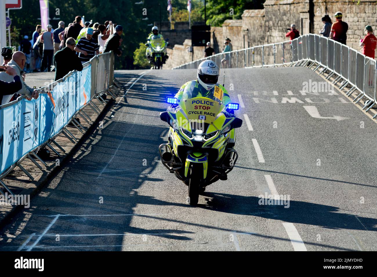 Moto BMW de police pour la course cycliste sur route des Jeux du Commonwealth 2022, Warwick, Royaume-Uni Banque D'Images