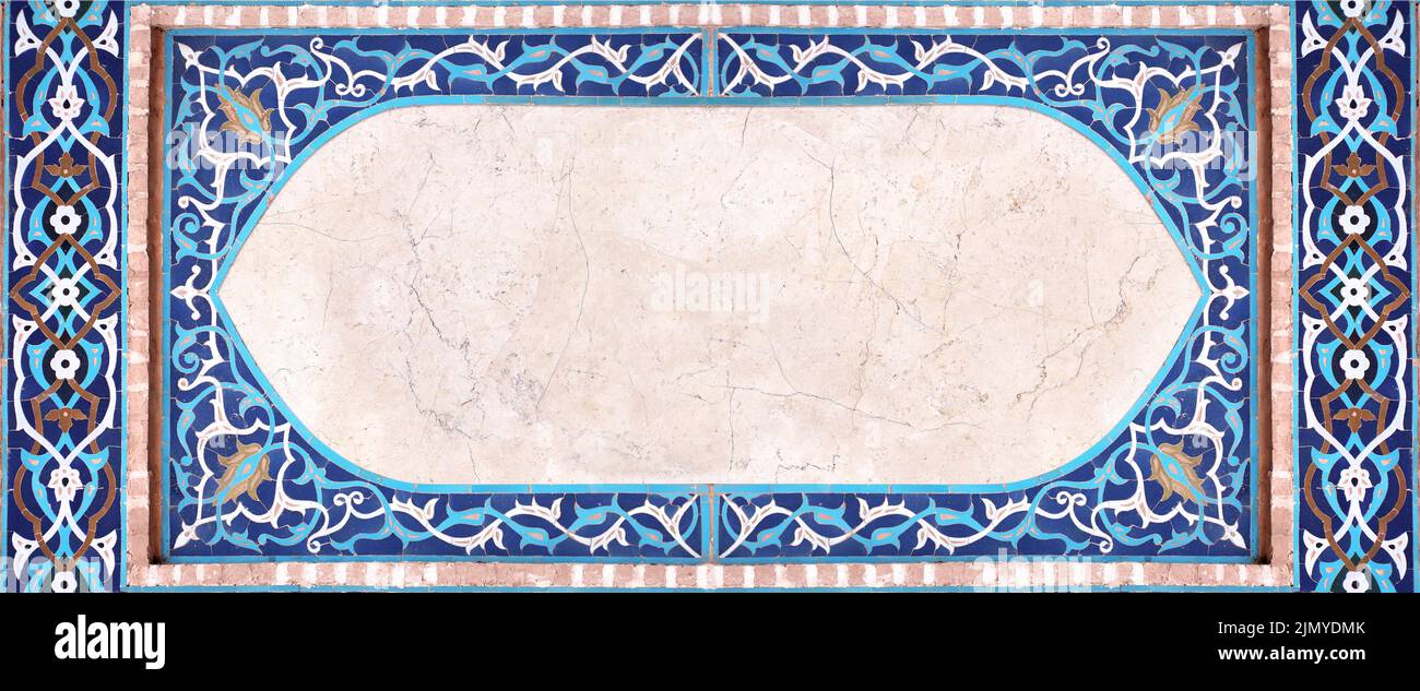 Détail de mur traditionnel persan mosaïque avec ornement géométrique et floral, Iran. Cadre horizontal avec carreaux de céramique bleu, cian, marron et blanc Banque D'Images