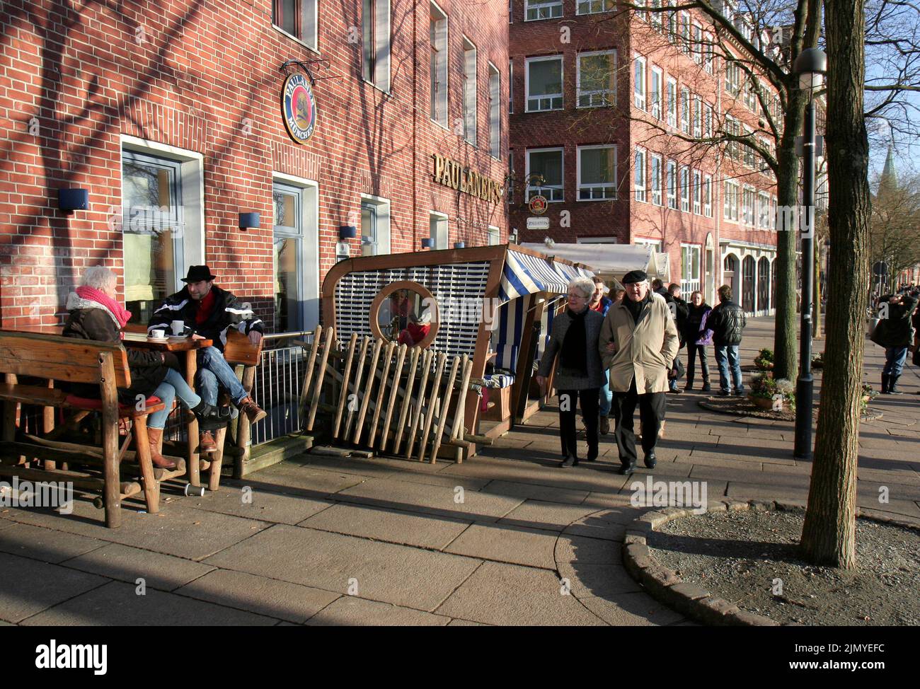 BRÊME,ALLEMAGNE-FÉVRIER 2:personnes non identifiées appréciant Sunny Day dans les cafés et la marche. 2 février, 2014 à Brême, Allemagne. Banque D'Images