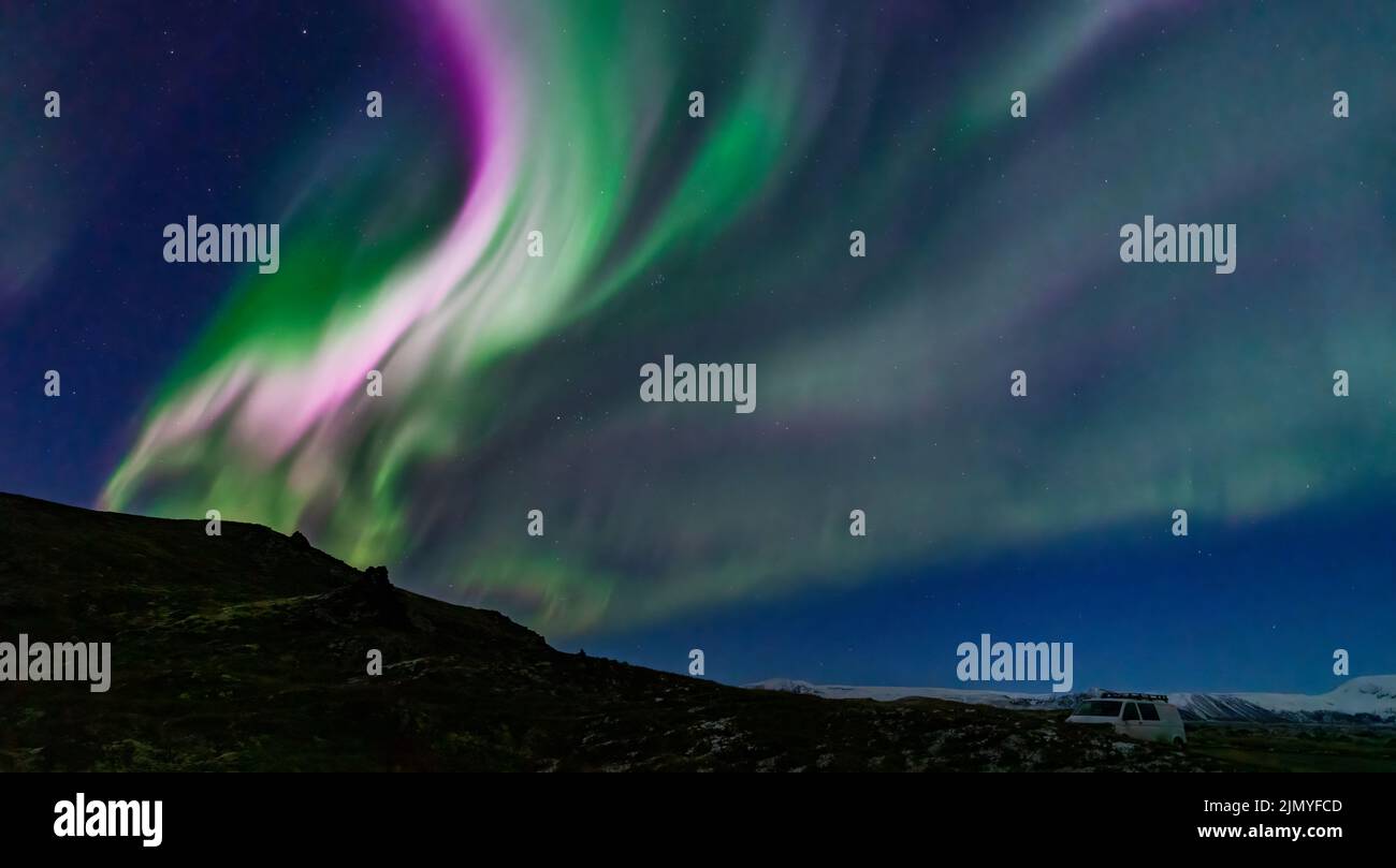 Des lumières du nord aux couleurs vertes et violettes au-dessus du parking Banque D'Images