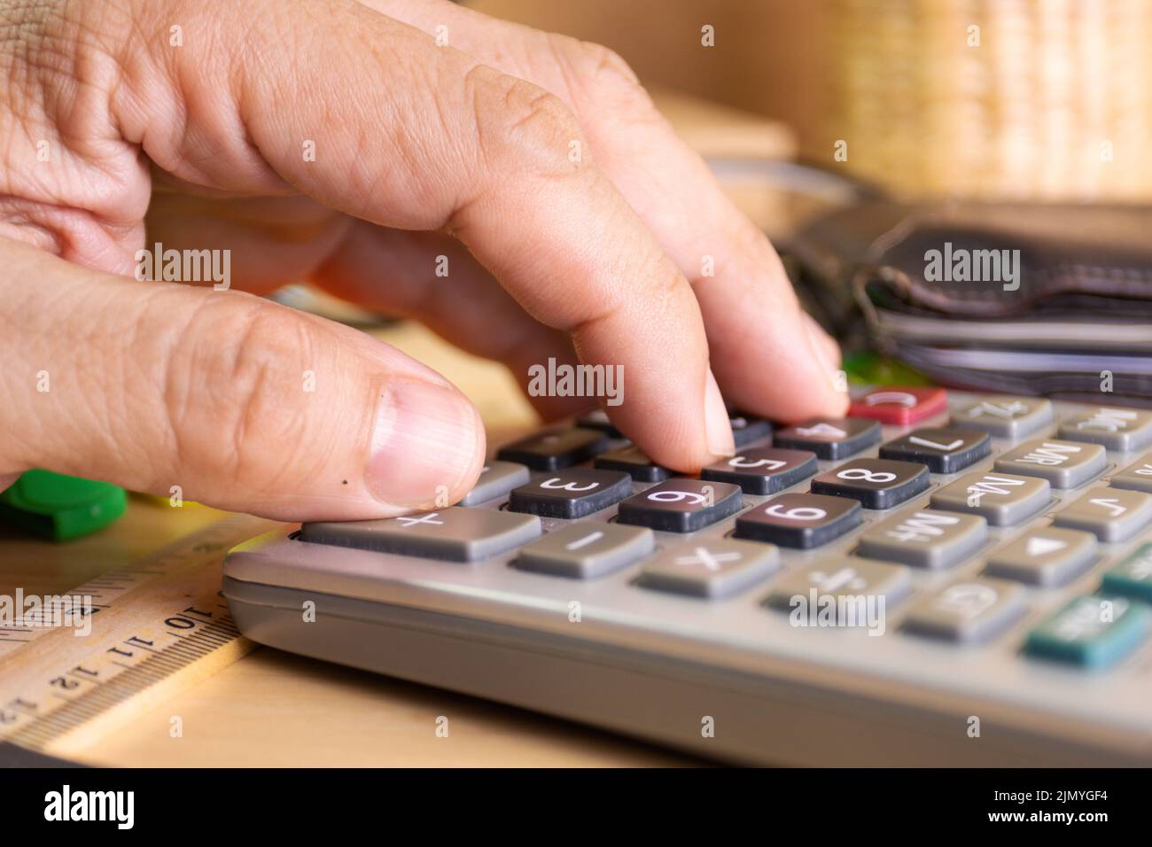 Gros plan doigt bouton de touche de la calculatrice concept calcul du revenu, des dépenses, du calcul Banque D'Images
