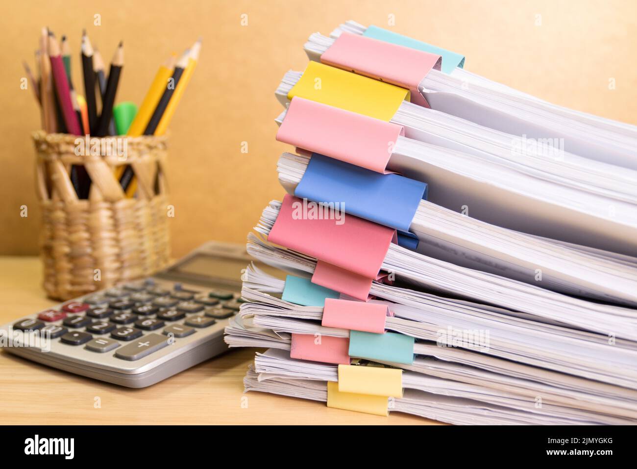 documenter le papier du rapport d'affaires dossier sur la table dans un bureau de travail, document de concept dans le bureau de travail Banque D'Images