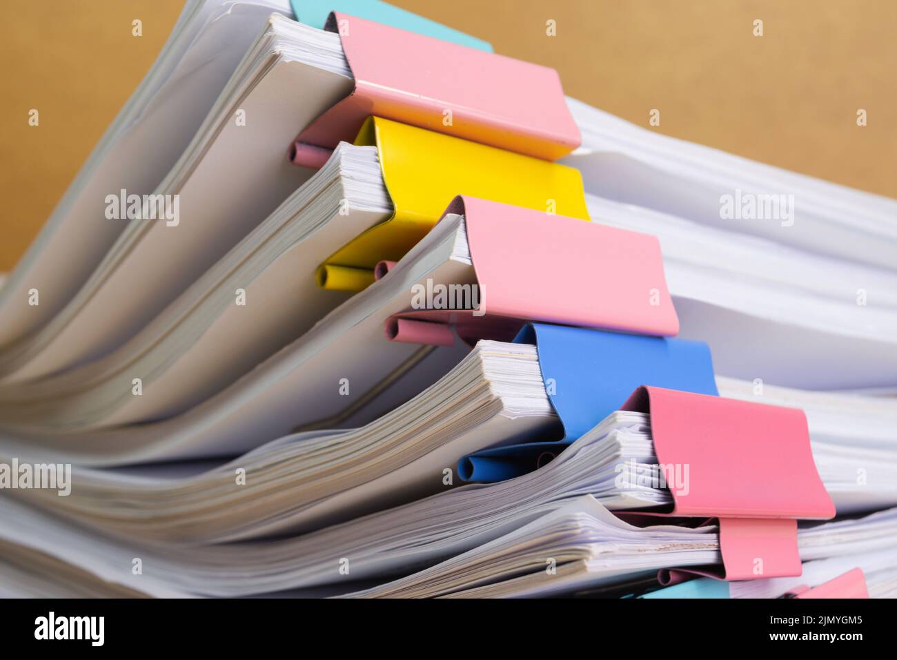 documenter le papier du rapport d'affaires dossier sur la table dans un bureau de travail, document de concept dans le bureau de travail Banque D'Images