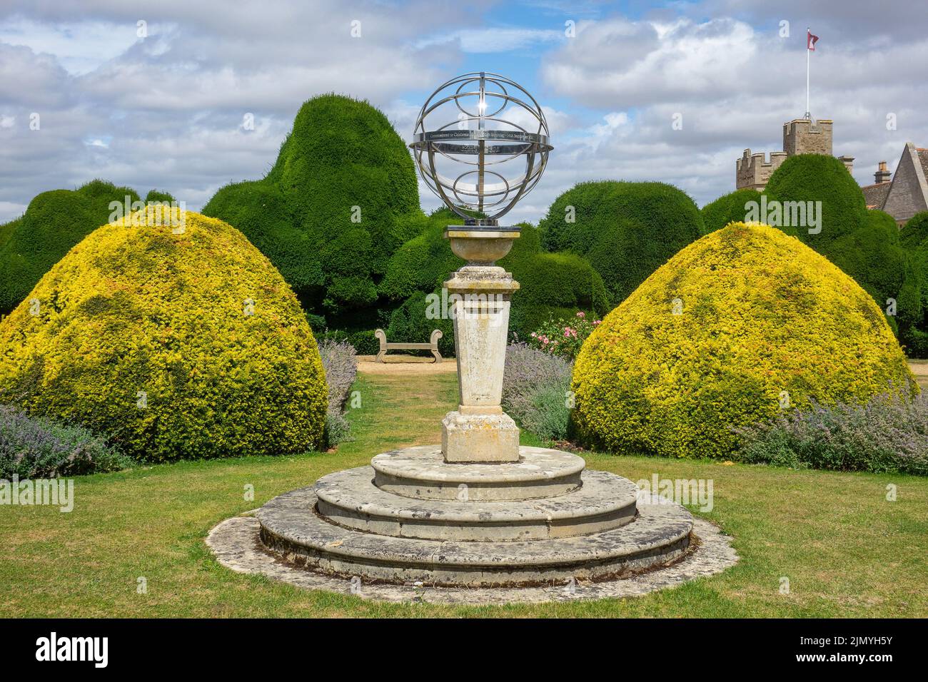 Angleterre, Northamptonshire, jardins du château de Rockingham et sphère armillaire Banque D'Images