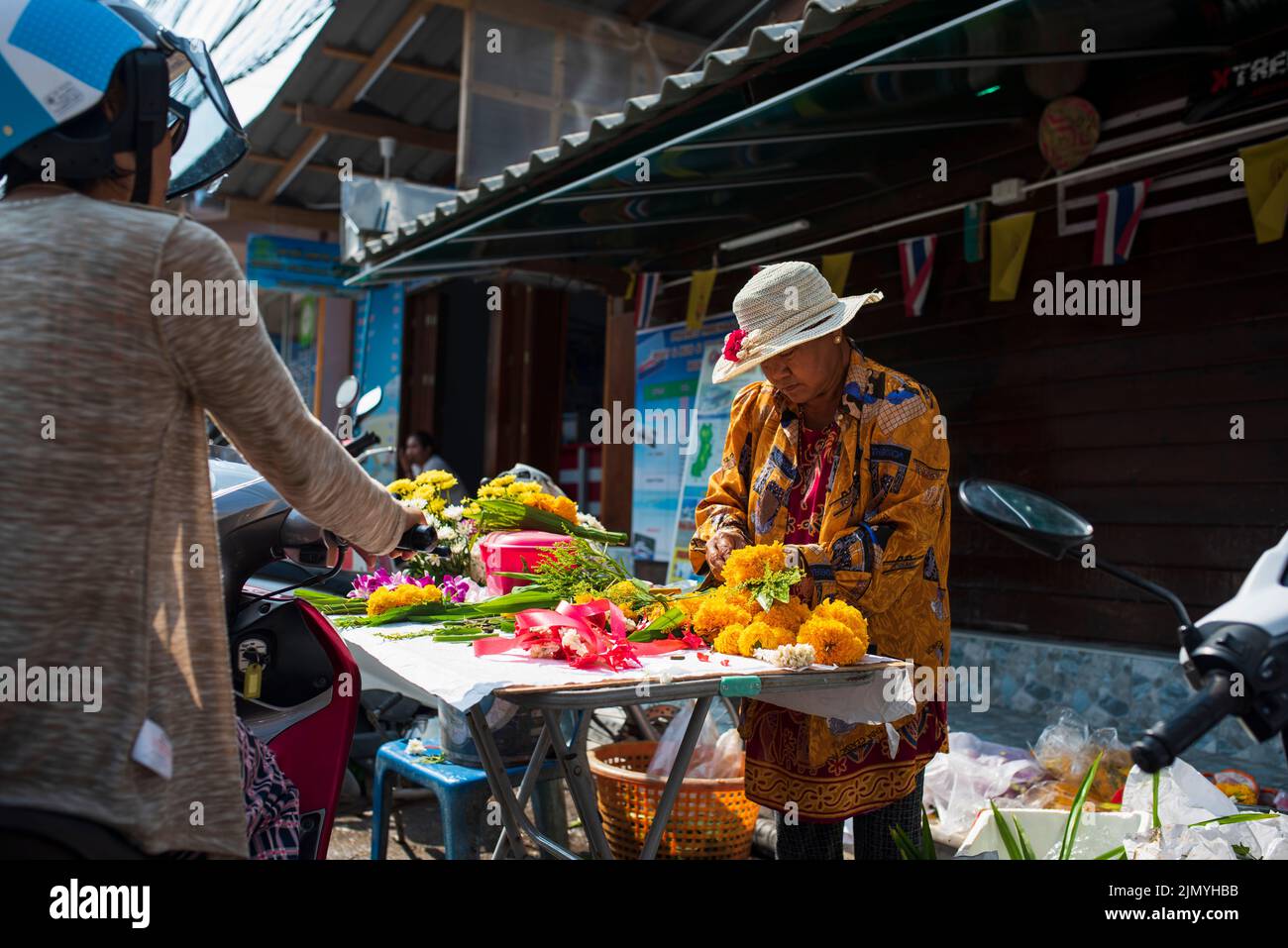 Portrait d'une femme travaillant dans un magasin de fruits local. Les rues colorées de Koh Tao Banque D'Images