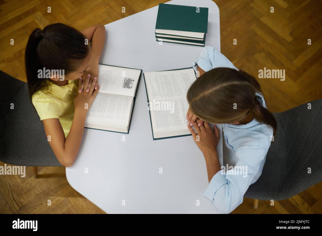 Les écolières lisent la littérature éducative dans la salle Banque D'Images