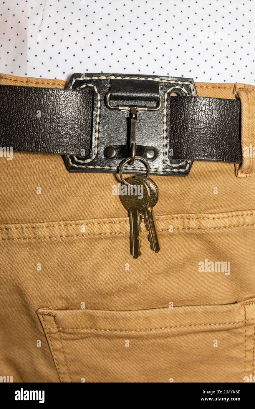 porte-clés en cuir avec mousqueton en fer avec deux clés montées sur une ceinture en cuir. Banque D'Images