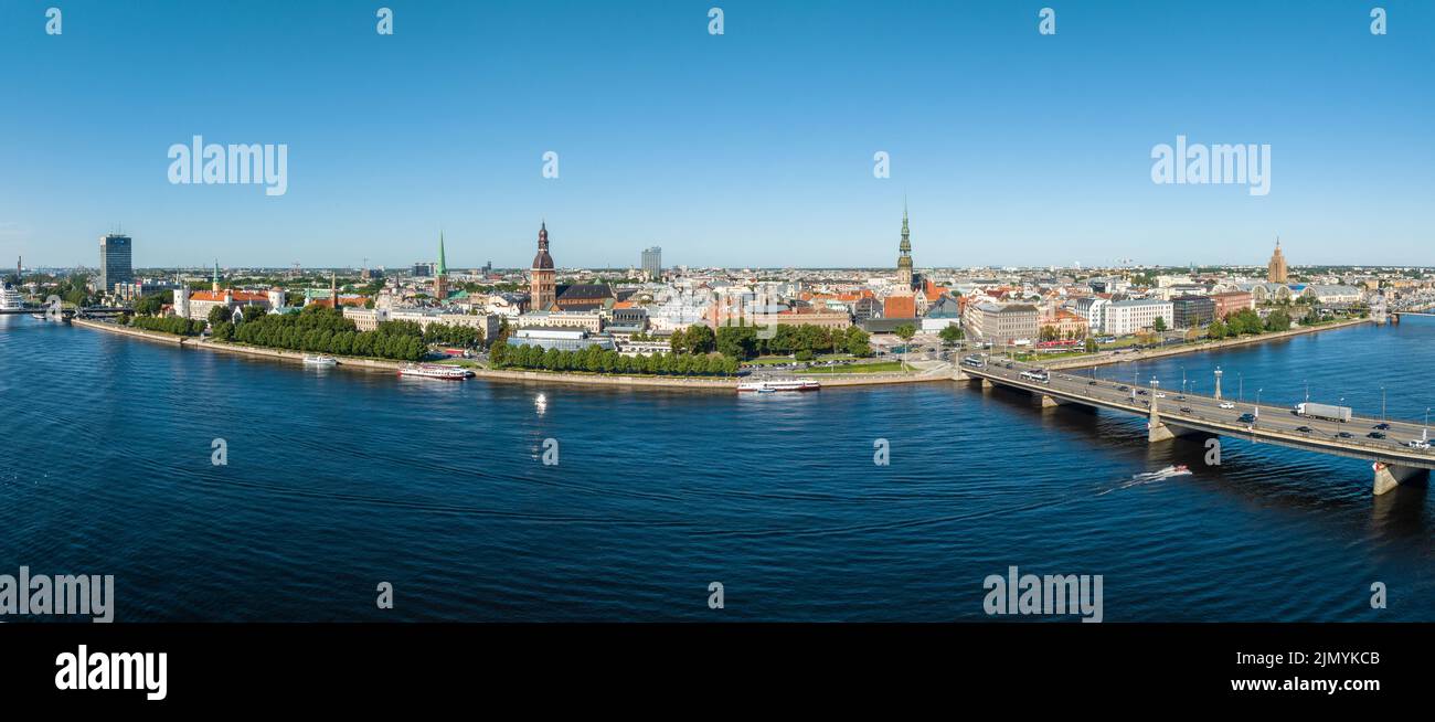 Création d'une photo aérienne avec vue panoramique de Riga, horizon de Riga, Lettonie. Banque D'Images