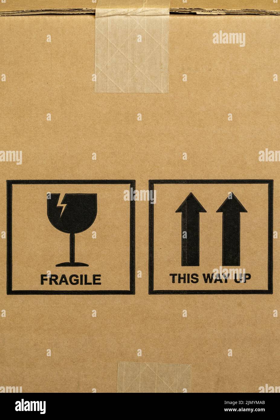 Boîte en carton avec les mots fragile et Ththis Way Up, ainsi que les symboles d'icône graphique. Banque D'Images