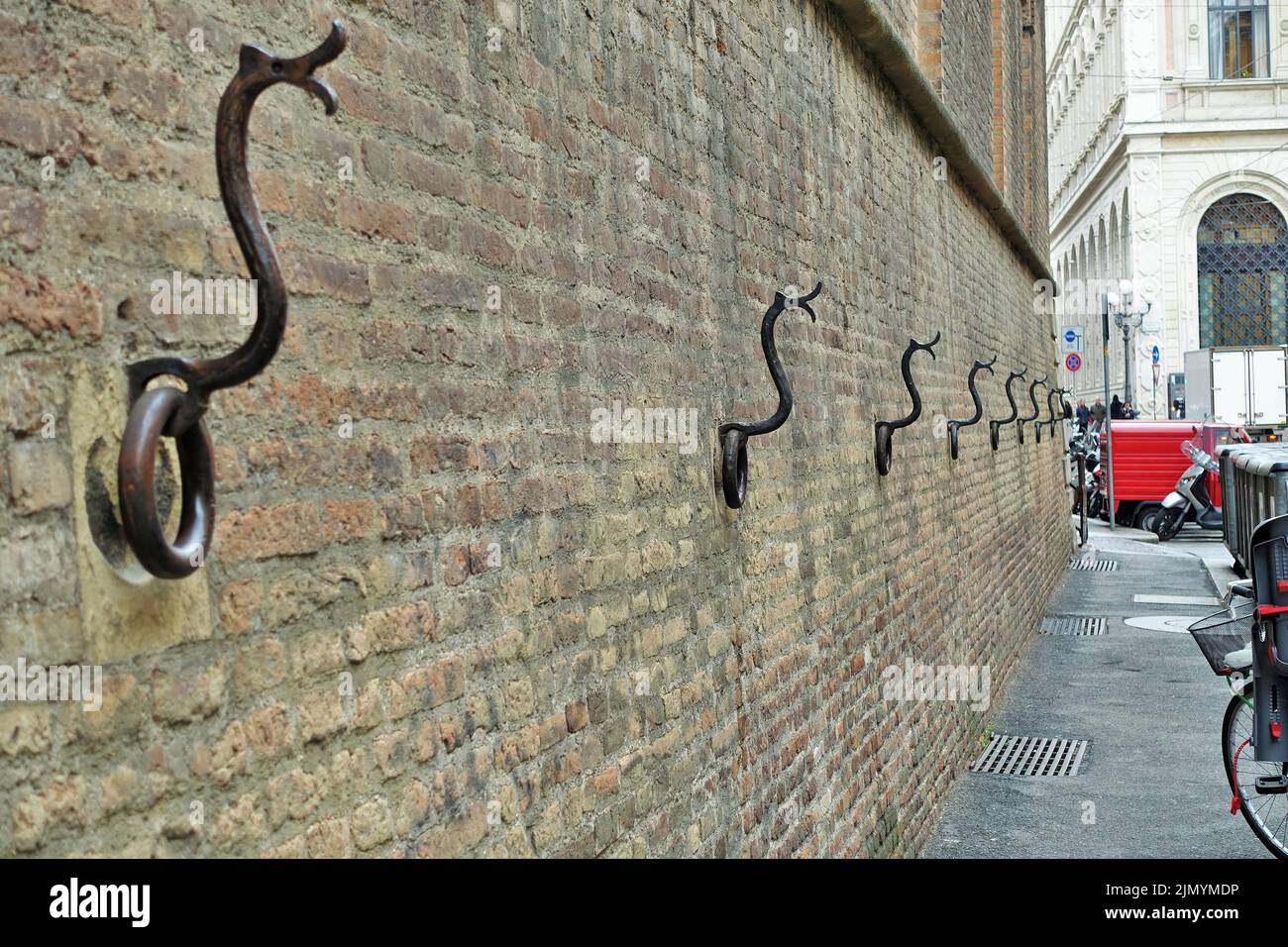 Support mural en fer antique pour relier les chevaux, Bologne, Émilie-Romagne, Italie, Europe Banque D'Images