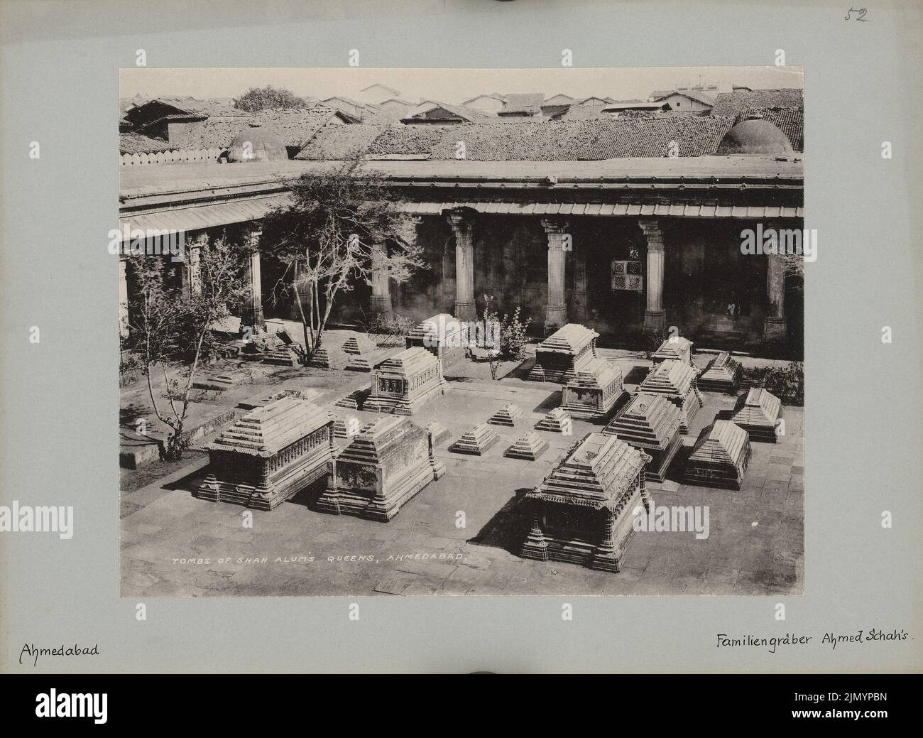 Clifton & Co., tombes familiales d'Ahmed Shah, Ahmedabad (sans dat.) : vue sur les tombes en pierre dans une cour avec colonnade. Photo, 23,8 x 32,6 cm (y compris les bords de numérisation) Banque D'Images