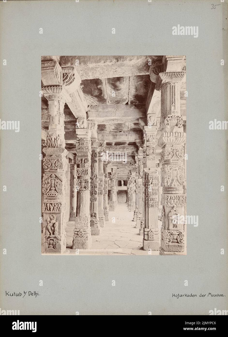 Photographe inconnu, mosquée qutub, Delhi (sans dat.): Passage de la colonne de la cour. Photo, 32,7 x 23,8 cm (y compris les bords de numérisation) Banque D'Images