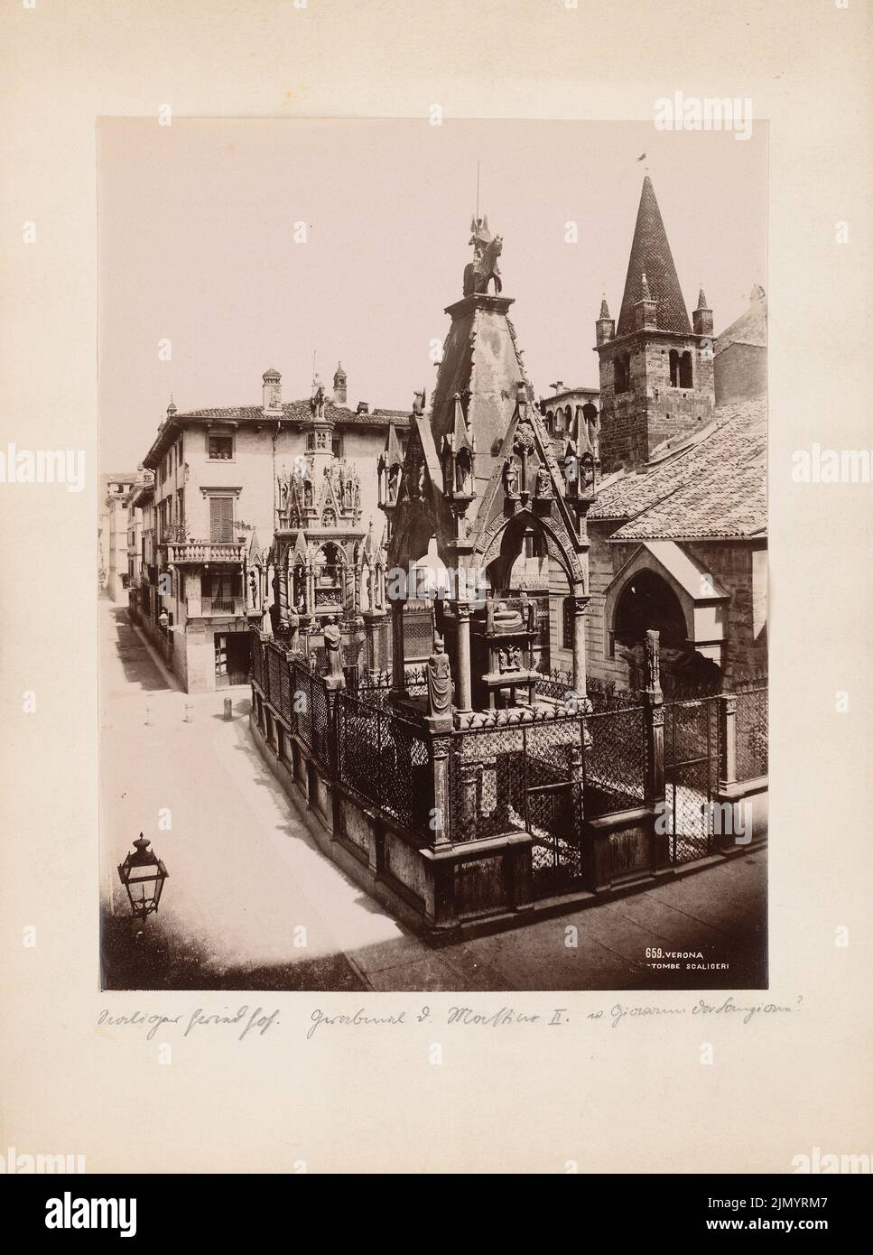 Photographe inconnu, cimetière Scaliger, Vérone. Tombe de Mastino II (sans dat.): Vue sur le monument, en arrière-plan le marmormonum de Cangrande I, partie droite de la S. Maria Antica. Photo sur papier, 31 x 23,1 cm (bords de numérisation inclus) Banque D'Images