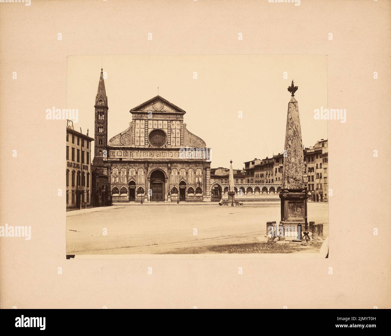 Alberti Leon Battista (1404-1472), S. Maria Novella à Florence (sans dat.) : vue sur la façade et le clocher de la Piazza S. Maria Novella avec les mondes en marbre (tortues et lys de Giambologna). Photo, 29,7 x 37,6 cm (y compris les bords de numérisation) Banque D'Images