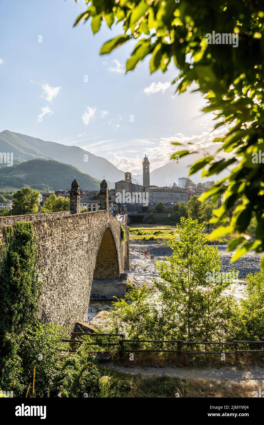 Le pont Humpback (Ponte Gobbo) à Bobbio Town, Piacenza, région Emilia Romagna, Italie. Banque D'Images