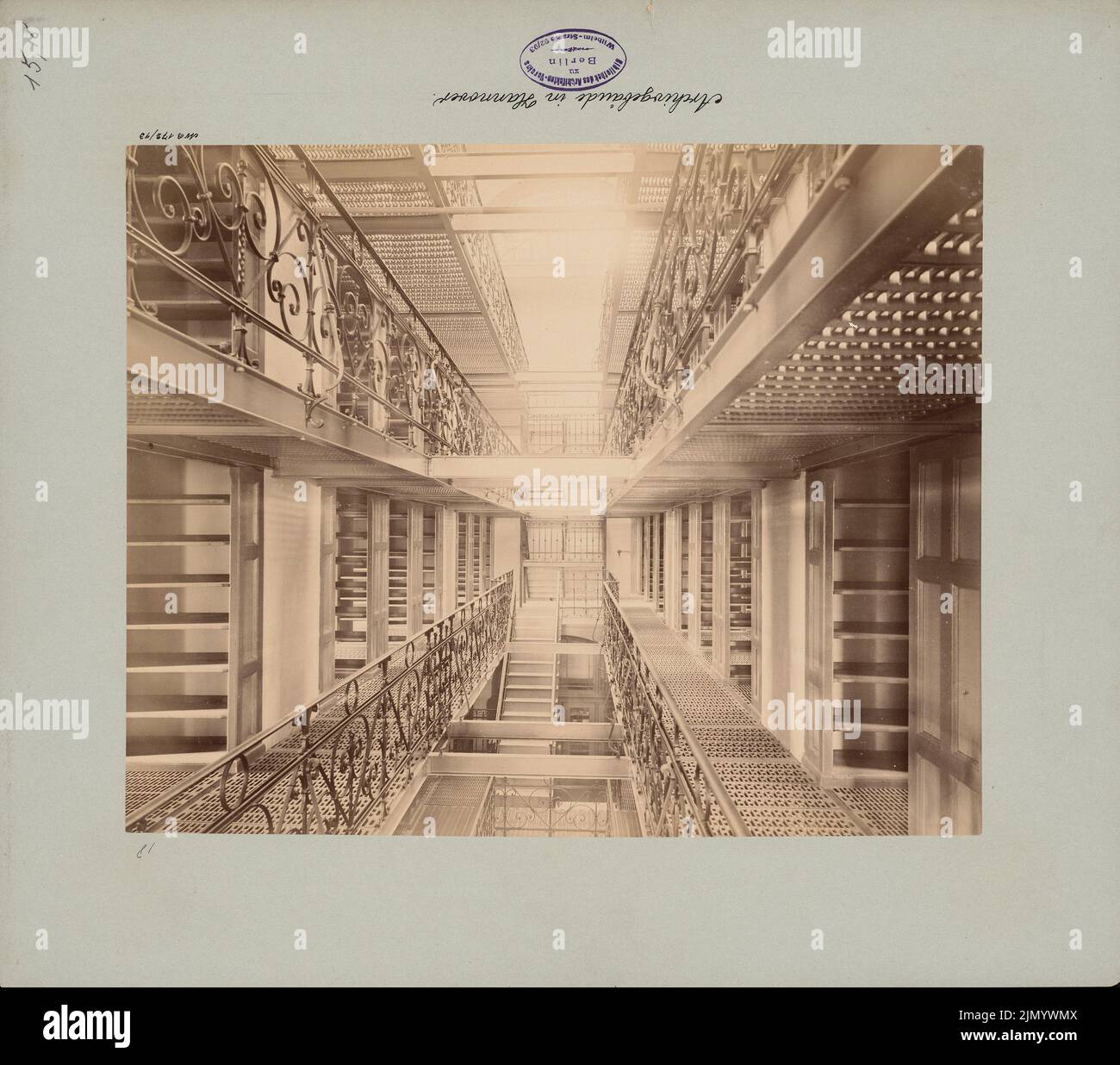 Architecte inconnu, archive et bibliothèque à Hanovre (1893-1894): Vue intérieure. Photo sur carton, 37,5 x 42,5 cm (y compris les bords de numérisation) Banque D'Images