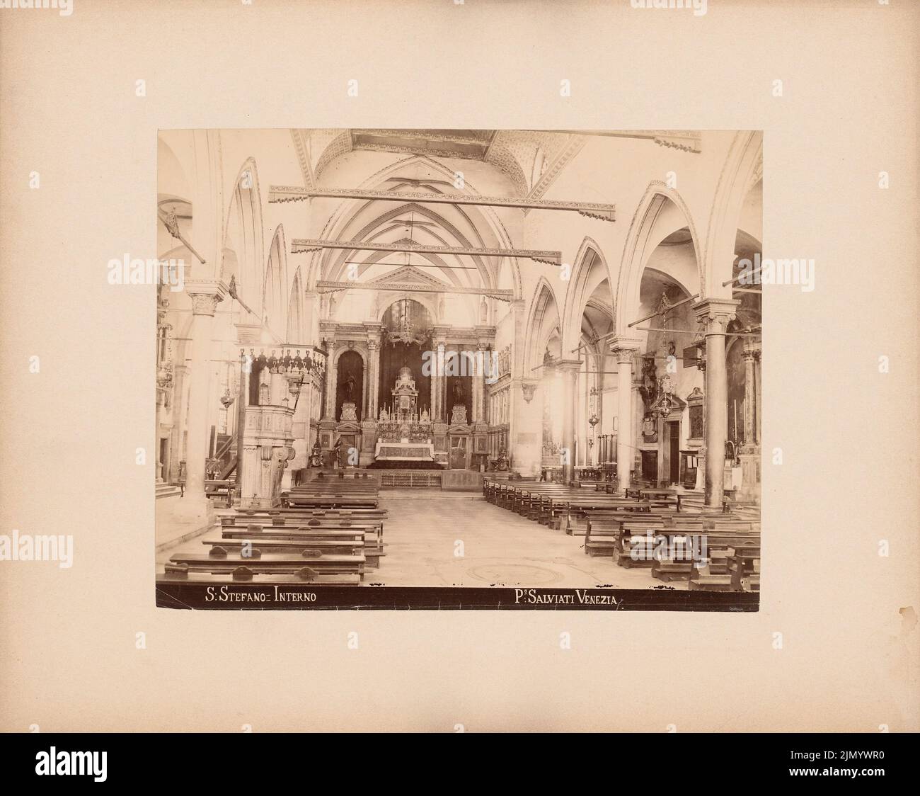 Salviati P., S. Stefano, Venise (sans DAT.): Vue à l'intérieur avec une partie du plafond peint de l'arche de quille. Photo sur carton, 29,7 x 37,4 cm (y compris les bords de numérisation) Banque D'Images