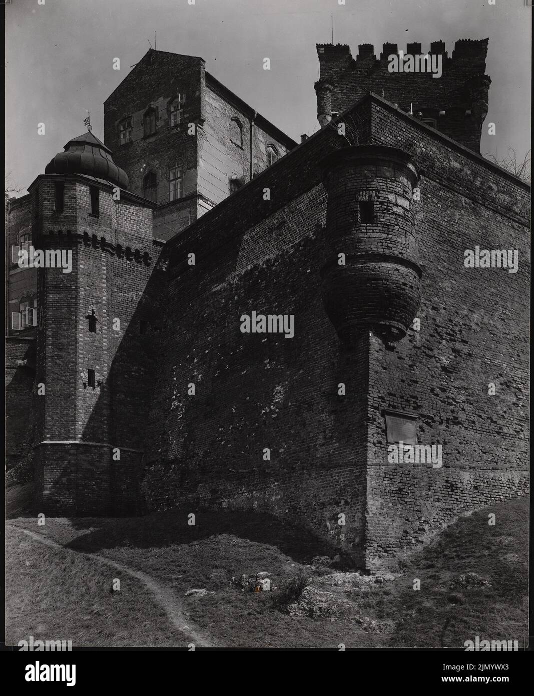 Bureau d'état de Billiding Berlin, Burg, Cracovie (sans date) : côté ouest du mur du château avec une chaire ronde. Photo, 28,3 x 23,2 cm (y compris les bords de numérisation) Banque D'Images