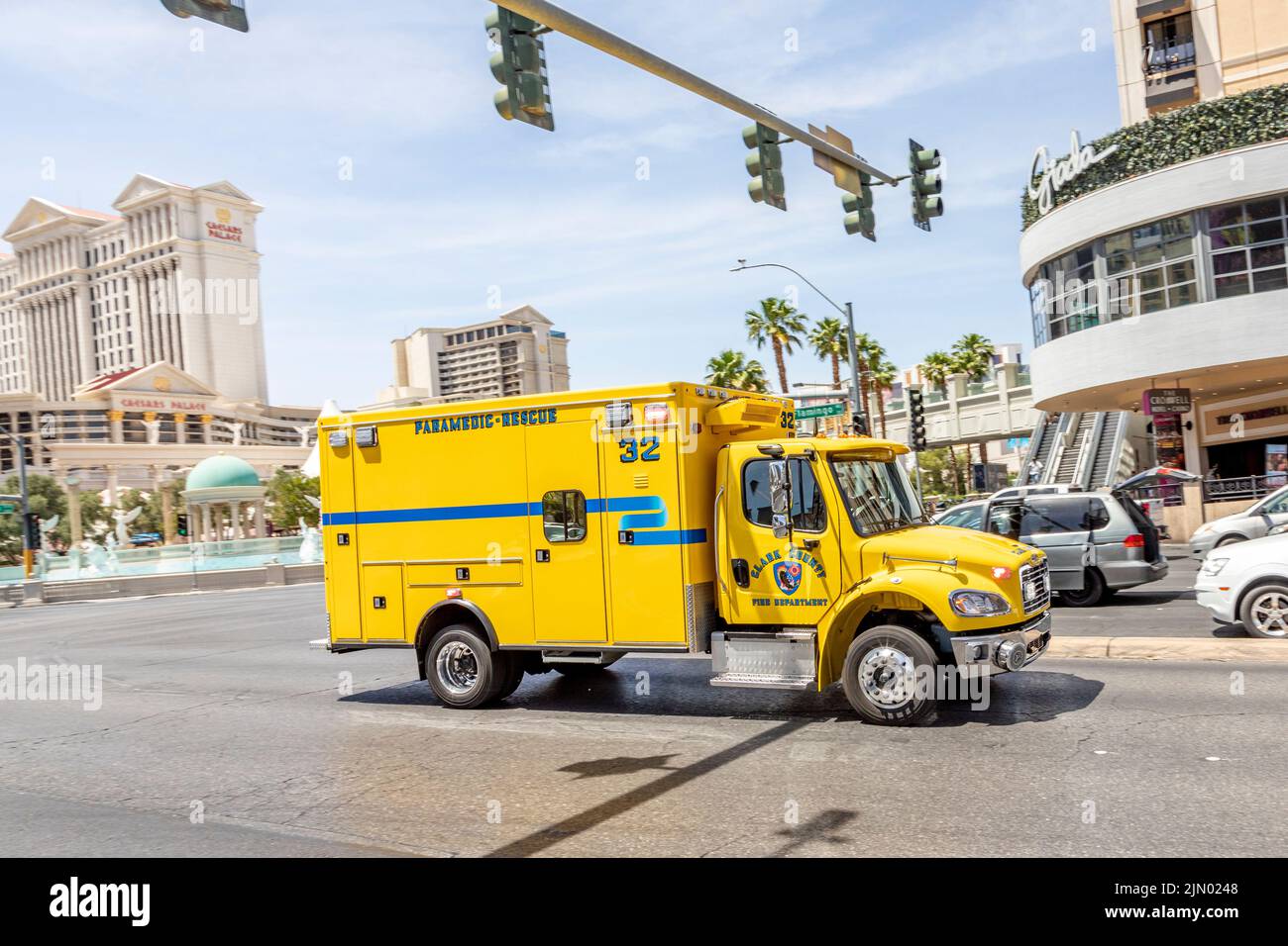 Las Vegas, Etats-Unis - 23 mai 2022: courses paramédiques de voitures de secours avec corne à travers les rues de Las Vegas. Banque D'Images