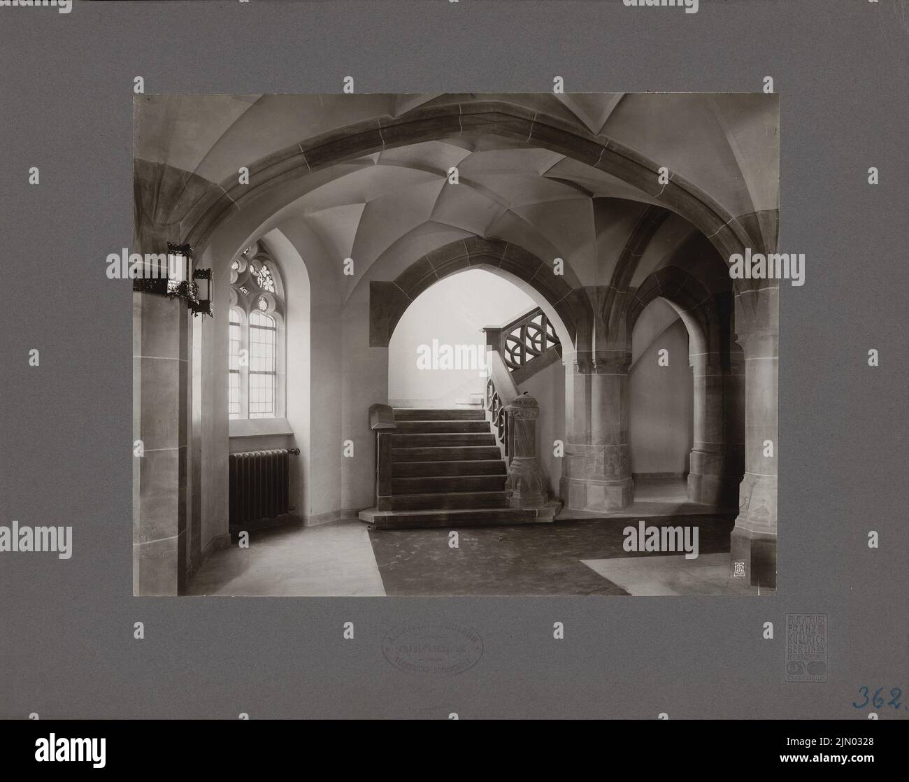 Thoemer & Mönnich, District court Berlin-Wedding (1901-1906) : escalier. Photo sur carton, 31,9 x 40,3 cm (y compris les bords du scan) Théemer & Mönnich : Amtsgericht, Berlin-Wedding Banque D'Images