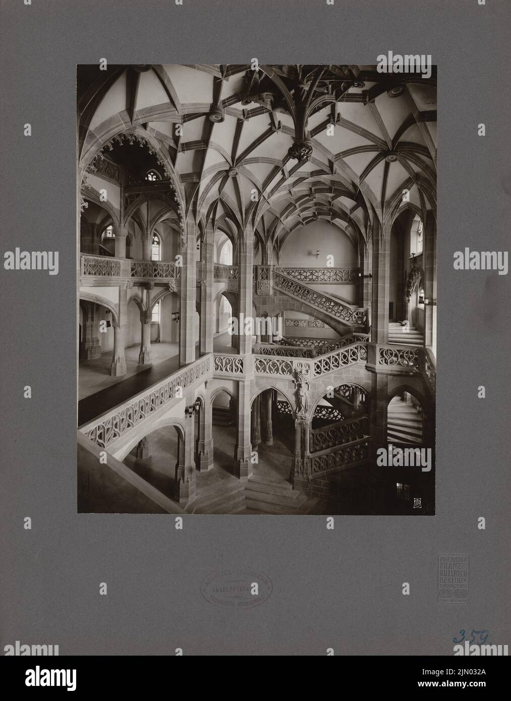 Thoemer & Mönnich, District court Berlin-Wedding (1901-1906) : escalier. Photo sur carton, 40,6 x 31,6 cm (y compris les bords du scan) Théemer & Mönnich : Amtsgericht, Berlin-Wedding Banque D'Images