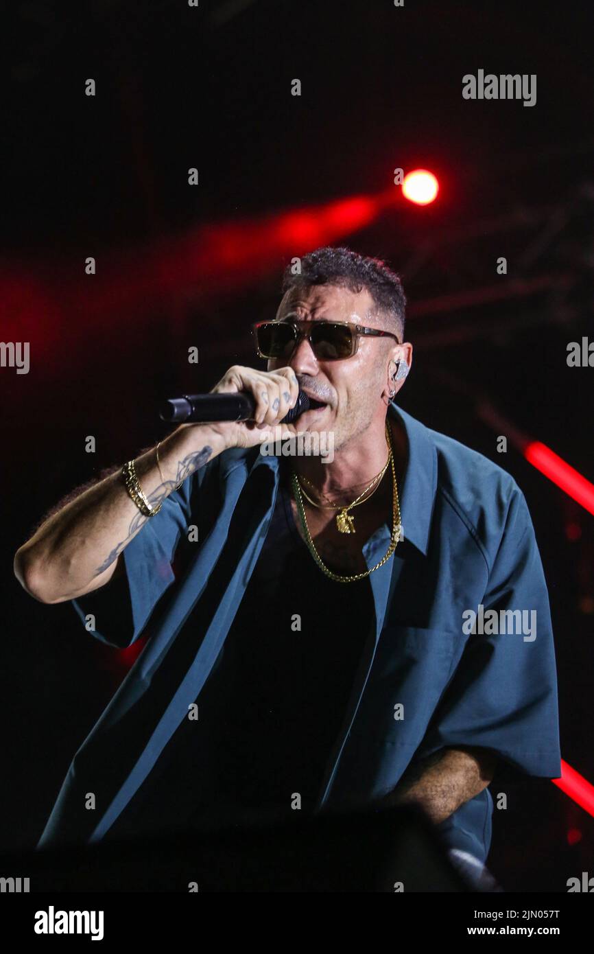 Pescara, Italie. 07th août 2022. Le rappeur italien Marracash (Fabio Bartolo Rizzo) en concert sur la scène du festival de musique du zoo de Pescara. Pendant Marracash - visite d'été, concert de musique de chanteur italien à Pescara, Italie, 07 août 2022 crédit: Agence de photo indépendante/Alamy Live News Banque D'Images