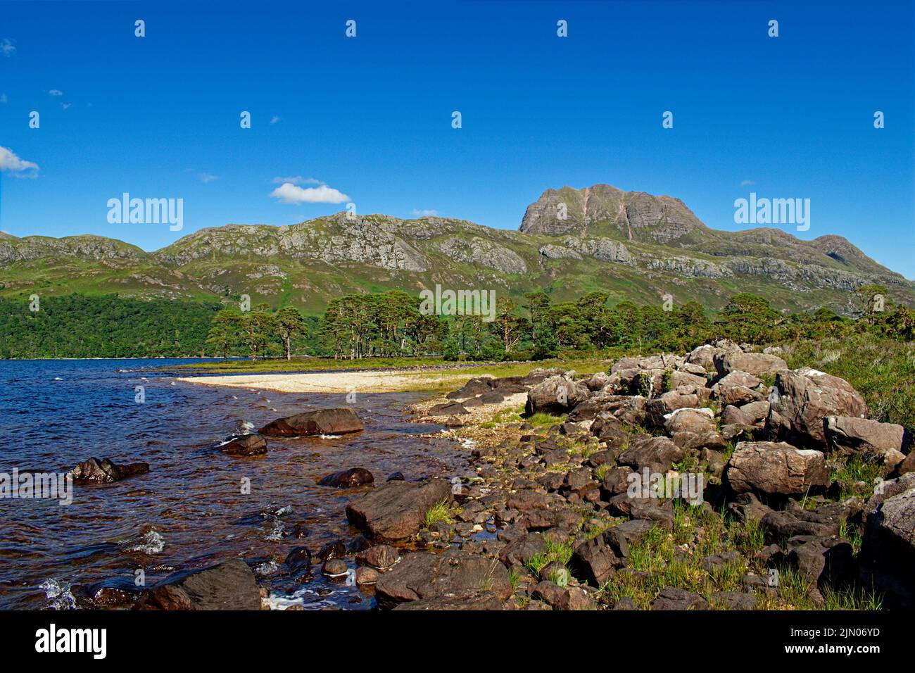 SLIOCH MOUNTAIN WESTER ROSS ECOSSE EN ÉTÉ, ROCHERS NOIRS SUR LE RIVAGE DES PINS LOCH MAREE ET SCOTS Banque D'Images