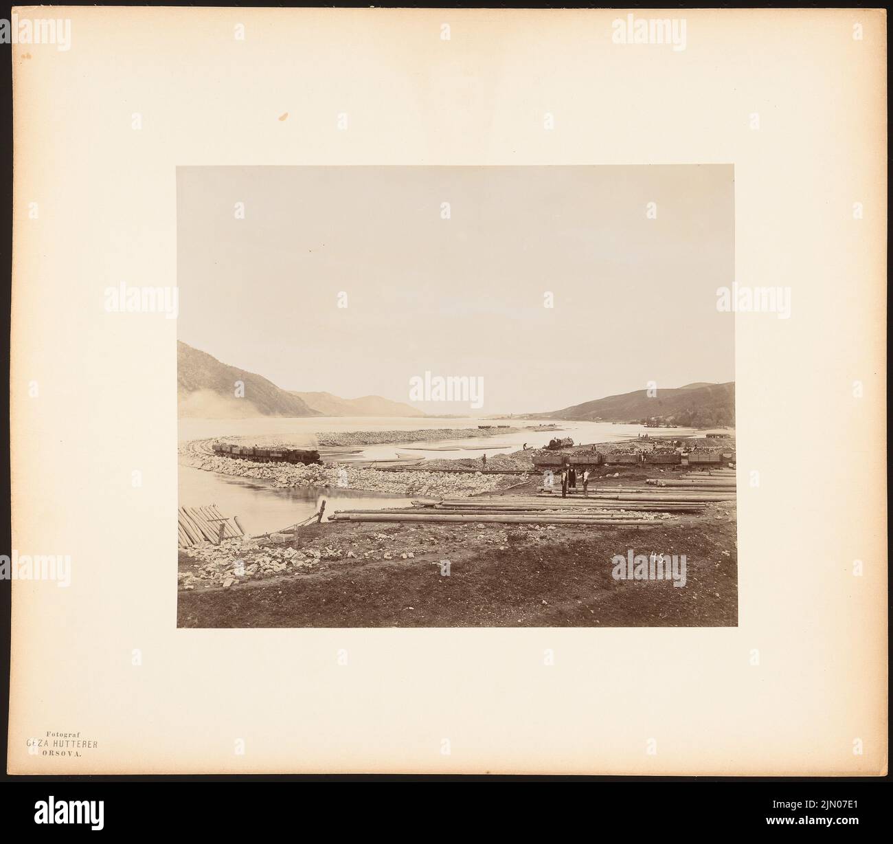 Hutterer Za, a quitté le premier barrage à l'été 1891 (sans date) : travaux de construction du canal. Photo sur carton, 42,5 x 48,5 cm (y compris les bords de numérisation) Hutterer Geza (1864-1917): Linker Leitdamm im Sommer 1891 Banque D'Images