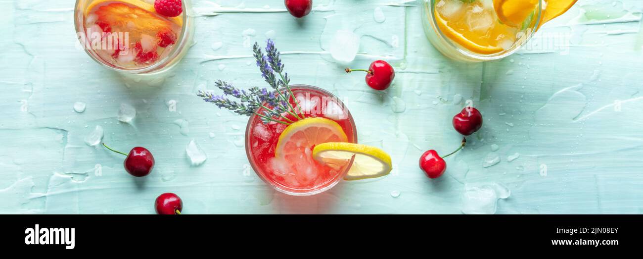 Cocktails d'été ou panorama sur les cocktails, boissons fraîches aux agrumes et à la lavande, prises d'en haut, menu de limonades de fête Banque D'Images