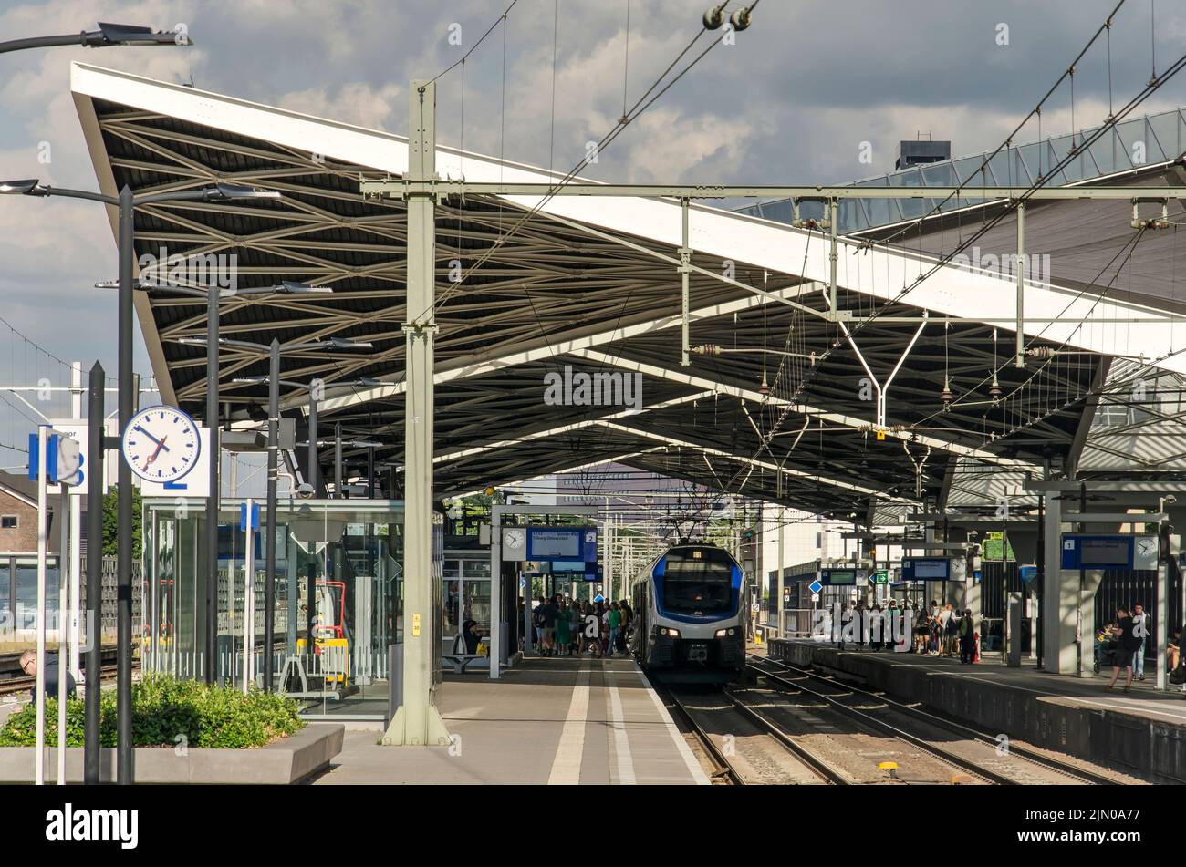Tilburg, pays-Bas, 15 juillet 2022 : la construction monumentale en acier hyppar du toit au-dessus des plates-formes de la gare Banque D'Images