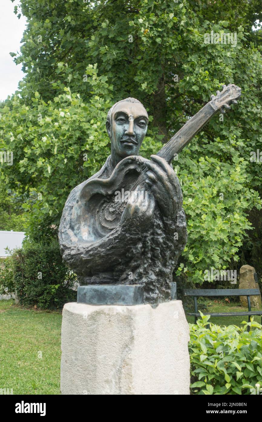 Bronze de Django Reinhardt, guitariste et compositeur de jazz à Samois-sur-Seine, France. Banque D'Images