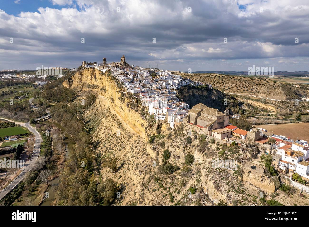 Die weissen Häuser von Arcos de la Frontera von oben gesehen, Andalusien, Espagnol | les maisons blanches d'Arcos de la Frontera vu d'en haut, Andalu Banque D'Images