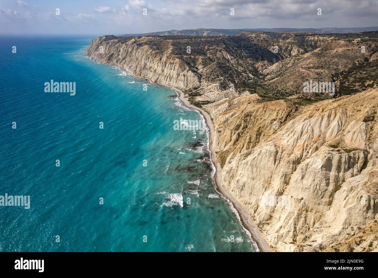 Strand an der Steilküste vom Kap Aspro BEI Pissouri aus der Luft gesehen, Zypern, Europa | vue aérienne d'une plage sur la côte escarpée du Cap Aspro Banque D'Images